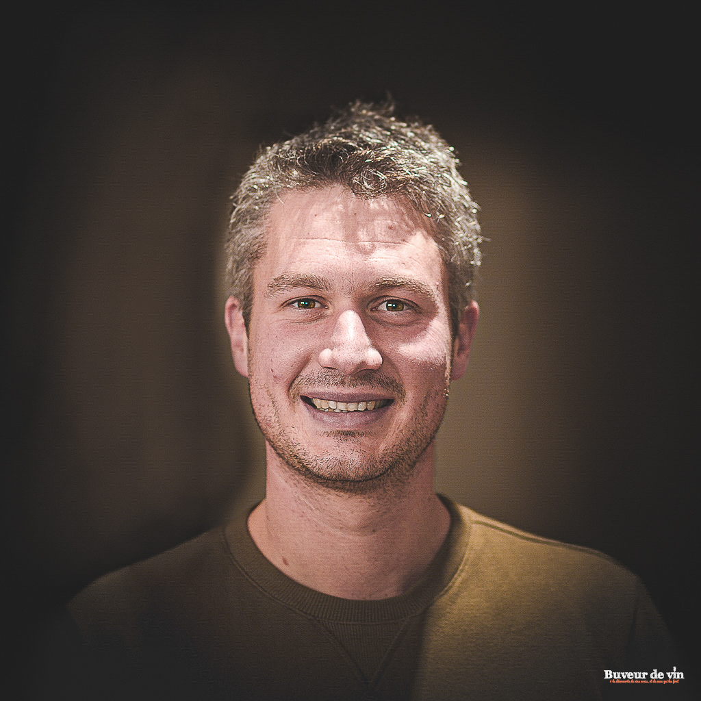 Portrait du vigneron Adrien Roustan au domaine d’Ouréa, en appellation Gigondas et en agriculture biologique, Vacqueyras et Côtes du Rhône où l’on peut notamment retrouver les cuvées Tire Bouchon et la Belle Cime