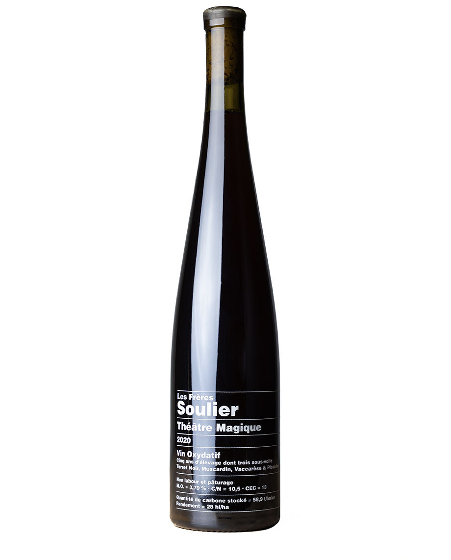 Bouteille de la cuvée Théâtre Magique des Frères Soulier, vignerons nature a Saint Hilaire d’Ozilhan, dans le Gard, en France