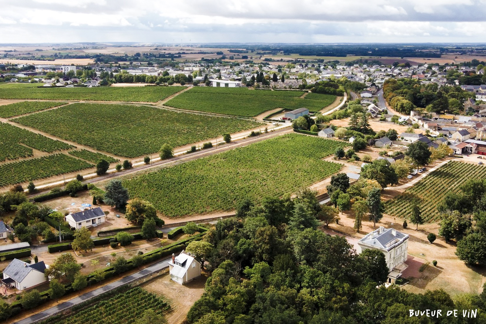 Bodet_Clos_Vaudelles_drone Le Clos des Vaudelles vu du Ciel, chez Etienne Bodet, appellation Saumur, dans le coeur du village de Montreuil-Bellay