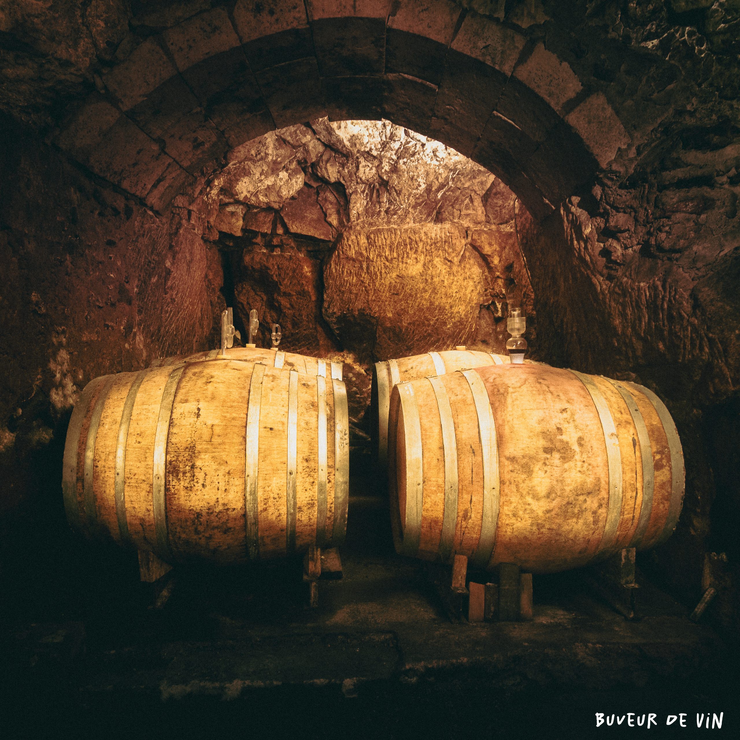 barriques de la cuvée Les Gruches, de claire et florent Béron, vigneron nature dans le 37